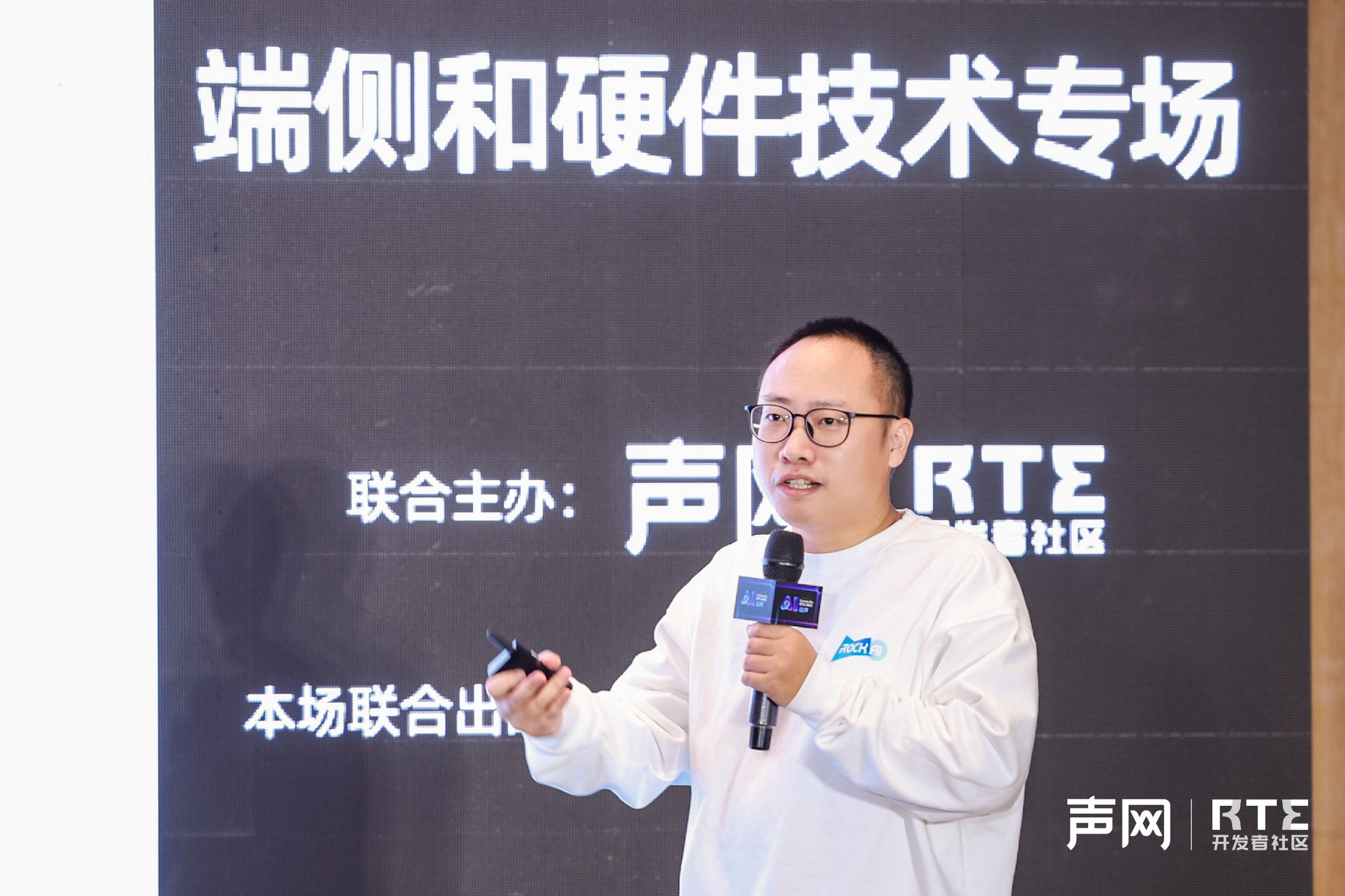 20251106184323_690c7bcb40eca.jpg image人.jpg